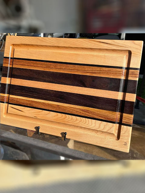 Serving tray made of wood with brown stripes.