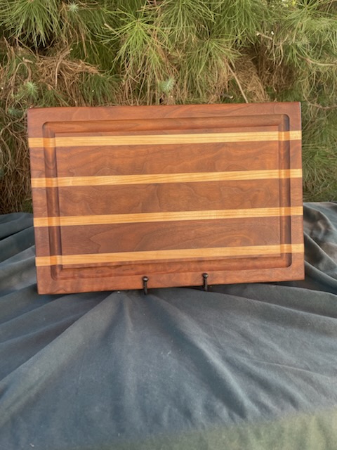 blk walnut w maple strips| juice groove | carved handles